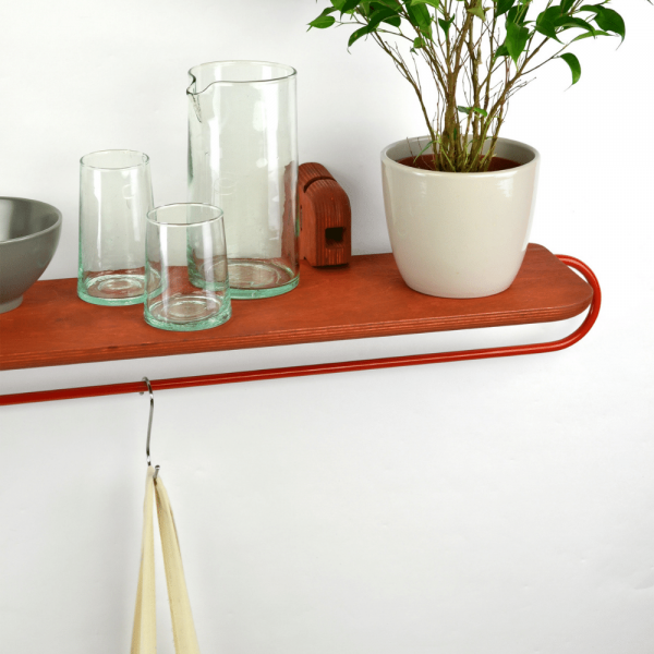 balda-madera-roja-colgador-totem-utility-600-accesorios-decoracion-sostenibles-ekohunters-fuzl