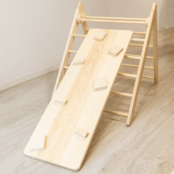 muebles-montessori-triangulo-pikler-madera-escaleras-y-rampa-rocodromo-ekohunters